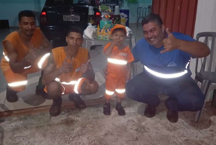 Foto 2 de 8 — Garotinho de 3 anos comemora festa de aniversário homenageando coletores de lixo